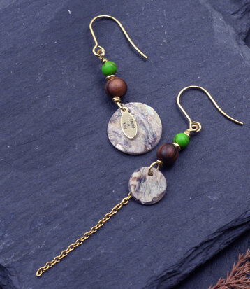 Gouden oorbellen met groene howlite