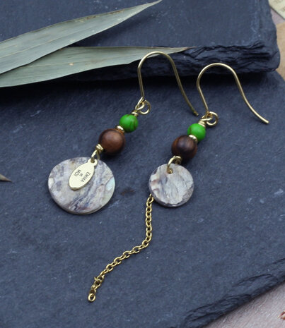 Gouden oorbellen met groene howlite