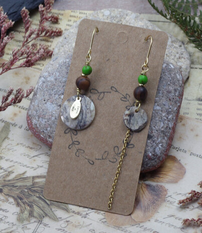 Gouden oorbellen met groene howlite