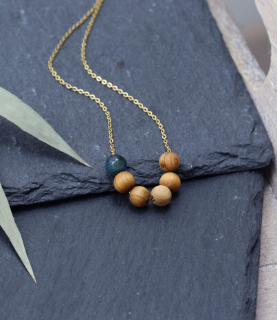 Korte ketting apatiet en hout